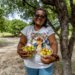 Catadoras de mangaba enfrentam cerco imobiliário para salvar tradição em Aracaju