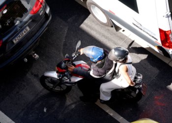 Corpo de Bombeiros alerta motociclistas sobre segurança no trânsito do Rio de Janeiro