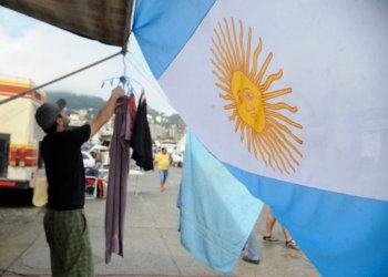 Crise na Argentina atinge 4,1 milhões de jovens com precariedade econômica e educacional