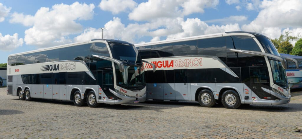 divulgação ônibus retrô, que resgatam as identidades visuais das décadas de 1980 e 1990.