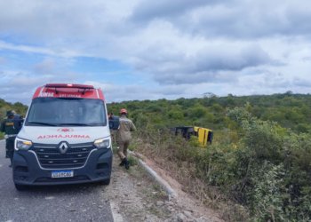 Dois morrem e 23 ficam feridos após ônibus de romeiros tombar na CE-456 em Canindé no Ceará