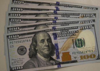 Dólar retoma trajetória de queda e fecha a R$ 5,13 com Ibovespa em movimento de realização