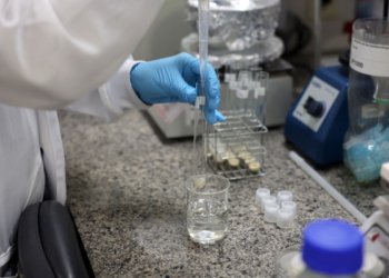 Estratégia Nacional reduz em 50% a dependência externa de insumos e garante soberania na saúde