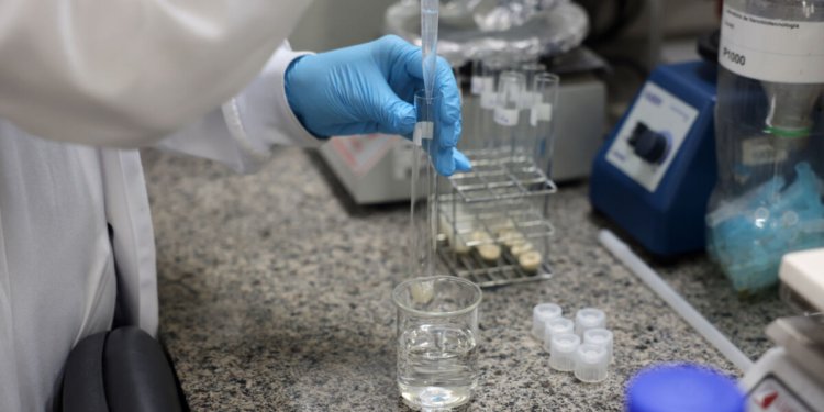 Estratégia Nacional reduz em 50% a dependência externa de insumos e garante soberania na saúde
