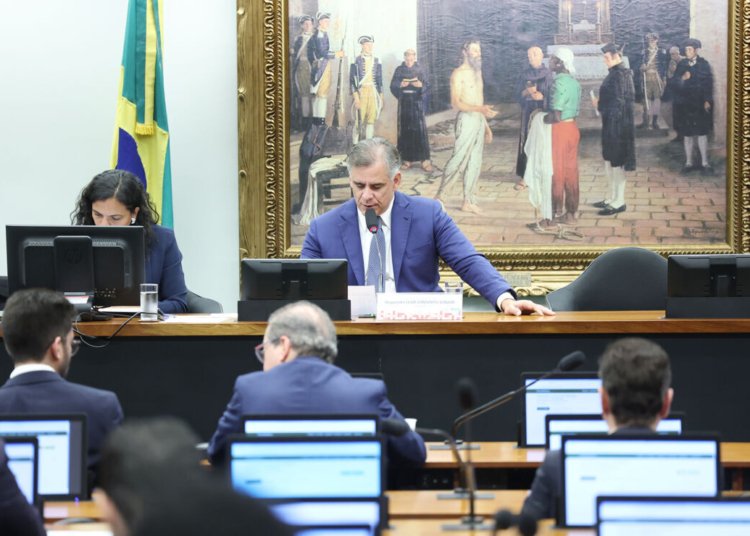 Fim da aposentadoria compulsória para juízes punidos avança na Câmara dos Deputados