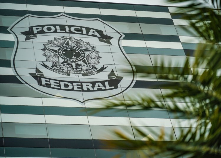 Flávio Bolsonaro rejeita acusação de calúnia contra Lula em documento enviado à PF