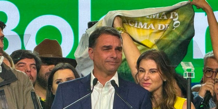 Flávio Bolsonaro tem candidatura à Presidência da República oficializada pelo Partido Liberal