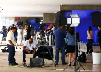 Fórum de comunicação cobra de candidatos apoio a regulação da IA e fim de monopólios