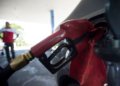Governo federal adia corte de subsídio na gasolina diante da escalada do petróleo