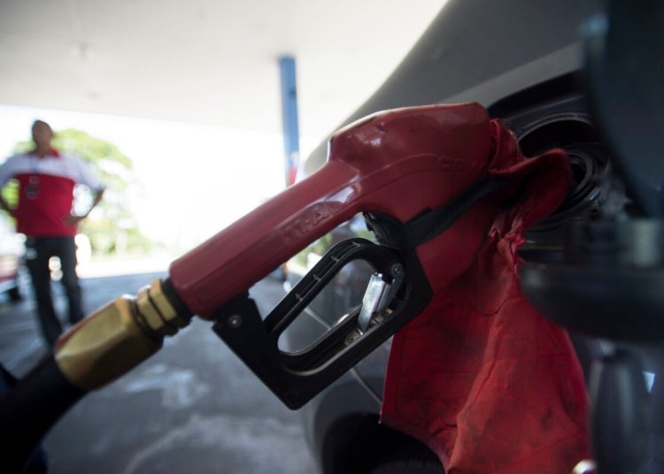 Governo federal adia corte de subsídio na gasolina diante da escalada do petróleo