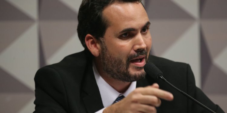 Governo mantém subsídio ao diesel inalterado apesar da escalada no preço internacional