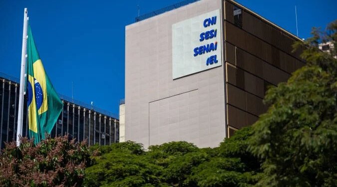 Indústria brasileira reduz exportações após Estados Unidos imporem sobretaxa de 25% ao setor