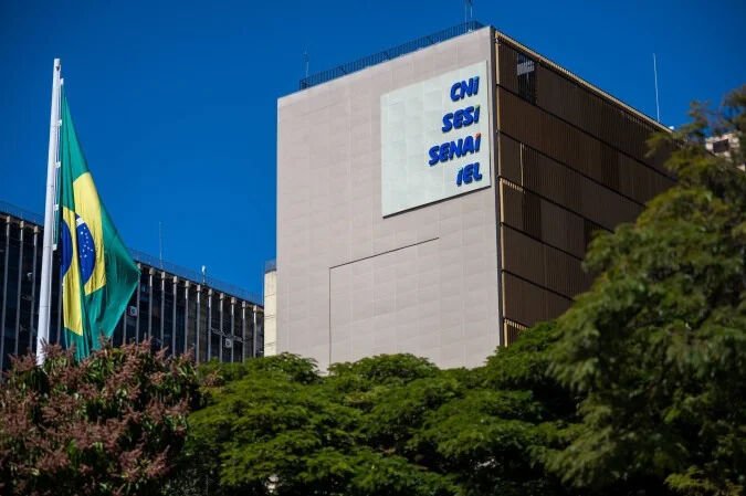 Indústria brasileira reduz exportações após Estados Unidos imporem sobretaxa de 25% ao setor