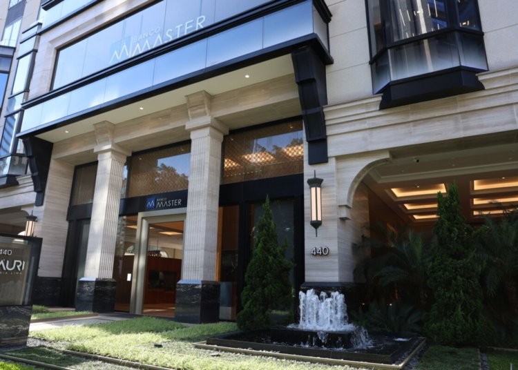 Justiça fluminense bloqueia R$ 135 milhões de contas ligadas ao Banco Master e gestores