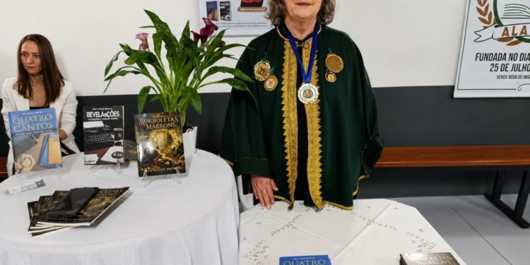 Ireni Peterle Brioschi no lançamento de seu livro "Borboletas Marrons" 📷 Correio Espirito Santo