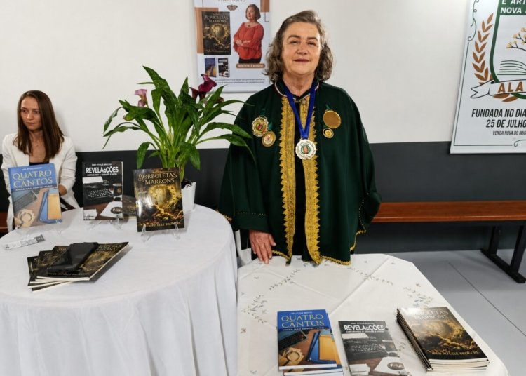 Ireni Peterle Brioschi no lançamento de seu livro "Borboletas Marrons" 📷 Correio Espirito Santo