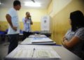 Mesários garantem a transparência das eleições de 2026 organizando as urnas pelo país