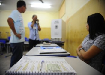 Mesários garantem a transparência das eleições de 2026 organizando as urnas pelo país