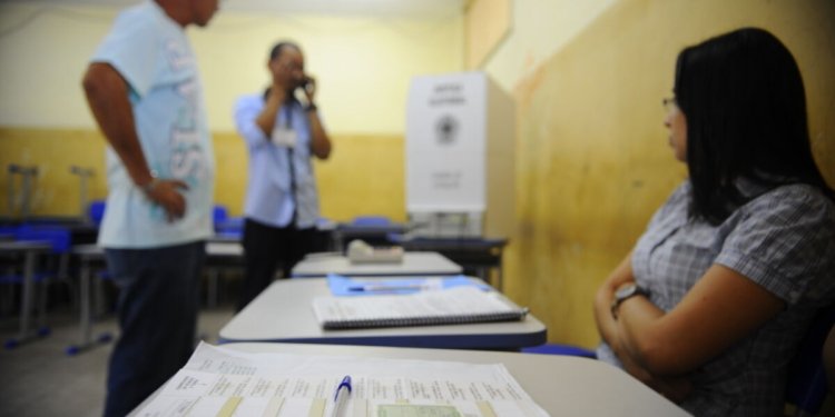 Mesários garantem a transparência das eleições de 2026 organizando as urnas pelo país