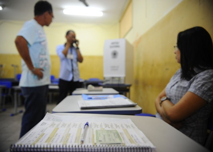 Mesários garantem a transparência das eleições de 2026 organizando as urnas pelo país