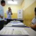 Mesários garantem a transparência das eleições de 2026 organizando as urnas pelo país