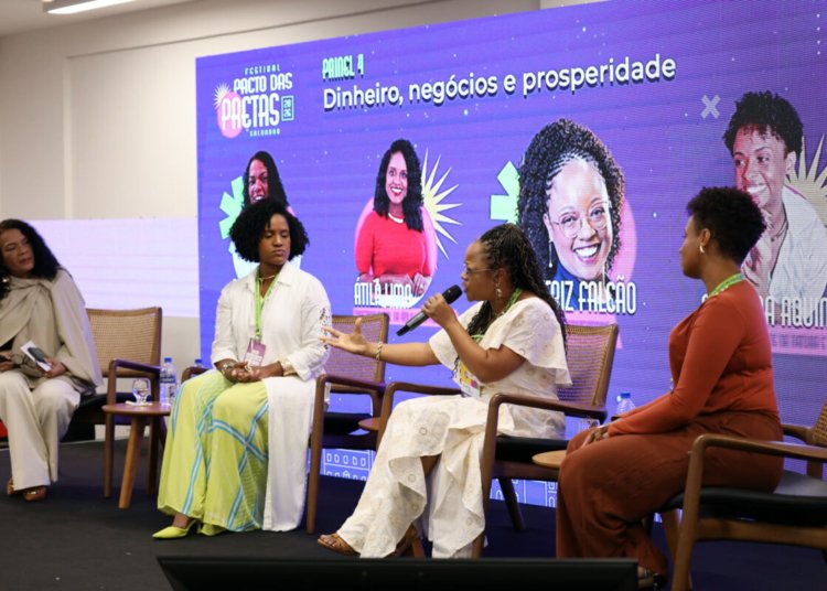 Mulheres negras em postos de comando dominam debates durante o festival Pacto das Pretas no Rio