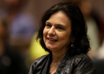 Nísia Trindade documenta os bastidores da pandemia e os desafios da gestão sanitária no Brasil