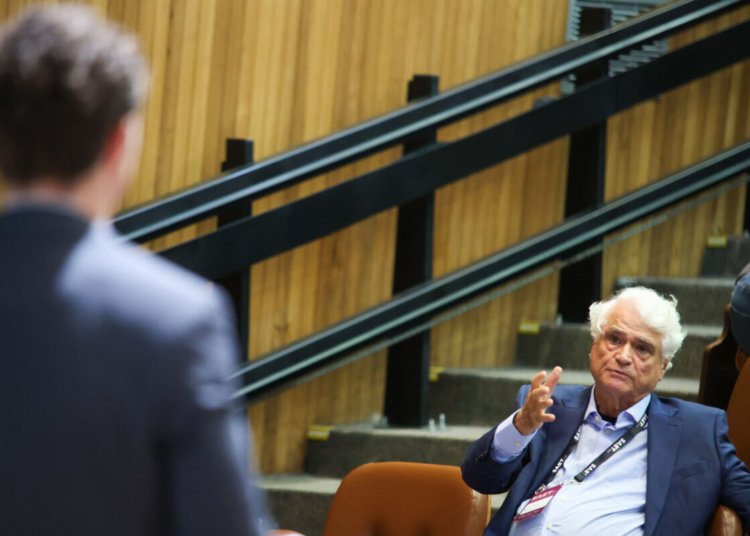 Nobel de Economia Christopher Pissarides minimiza impacto da IA no desemprego global