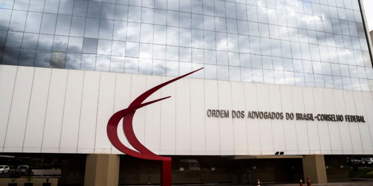 OAB solicita ao STF que restabeleça contato jurídico entre Flávio Bolsonaro e ex-presidente