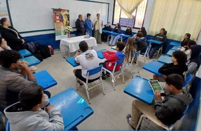 Os estudantes da EMEFTI Santa Joana, na comunidade de Assunção, distrito de Piaçu, conquistaram um importante reconhecimento: suas peças teatrais autorais foram publicadas em uma coletânea literária