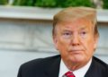 Petróleo dispara acima de US$ 80 após Trump anunciar taxa de 20% e bloqueio em Ormuz