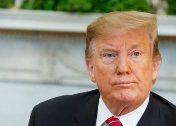 Petróleo dispara acima de US$ 80 após Trump anunciar taxa de 20% e bloqueio em Ormuz