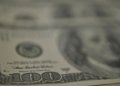 Petróleo salta mais de 5% após tensão no Oriente Médio enquanto Ibovespa fecha em queda
