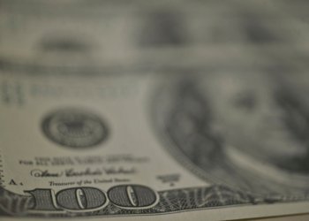 Petróleo salta mais de 5% após tensão no Oriente Médio enquanto Ibovespa fecha em queda