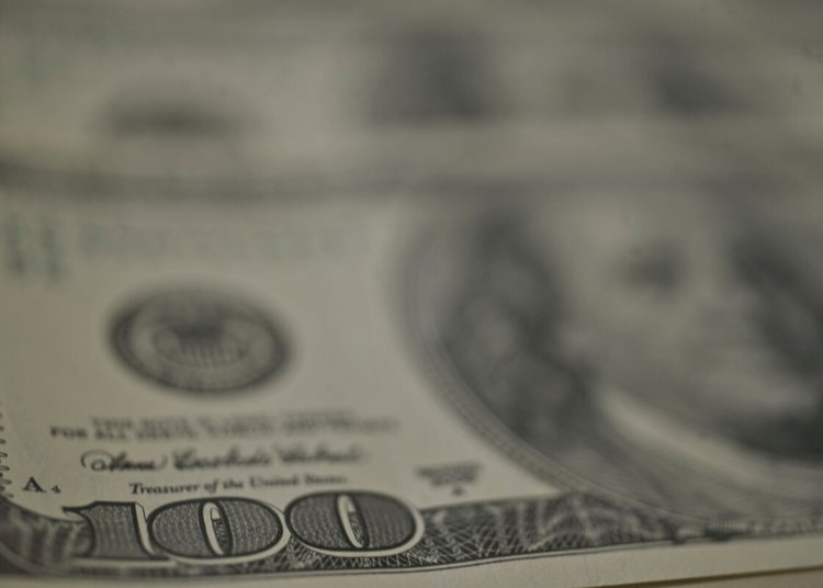 Petróleo salta mais de 5% após tensão no Oriente Médio enquanto Ibovespa fecha em queda
