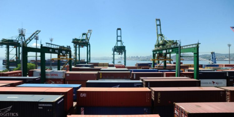 Superávit comercial brasileiro deve atingir US$ 90 bilhões até o fim de 2026