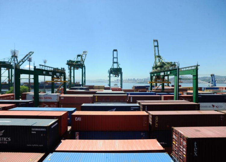 Superávit comercial brasileiro deve atingir US$ 90 bilhões até o fim de 2026