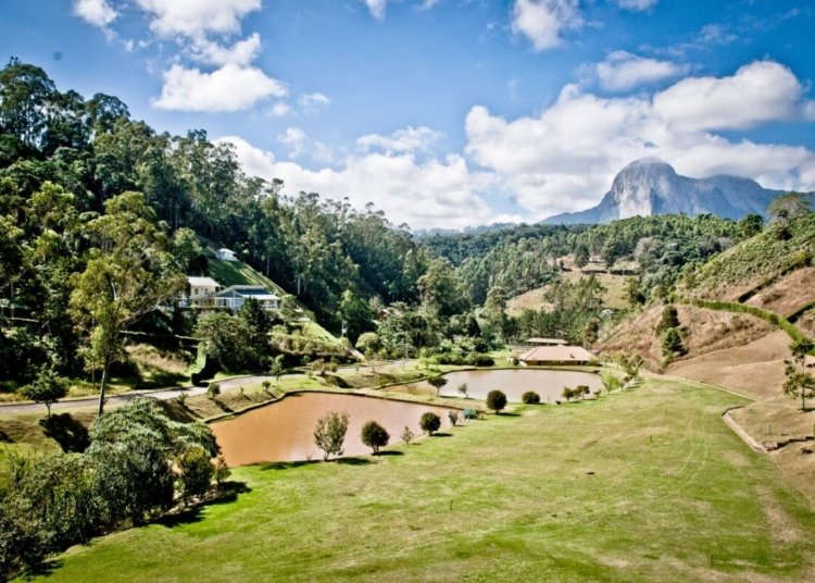 Condomínio de luxo com vista para a Pedra do Lagarto. 📷 Carlos Eduardo de Lacerda