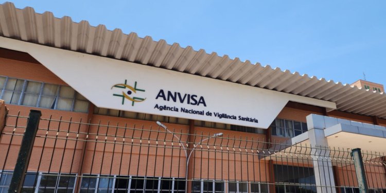 Anvisa proíbe fabricação e venda de cosméticos sem registro sanitário no Brasil
