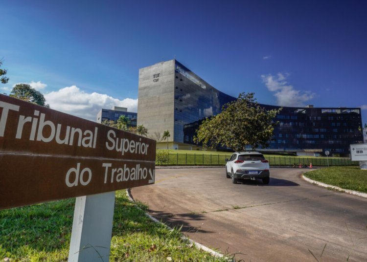 Assédio eleitoral no trabalho gera demissões indiretas, multas e processos criminais