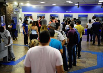 Bancários cruzam os braços por 24 horas nesta quinta-feira em meio a impasse salarial