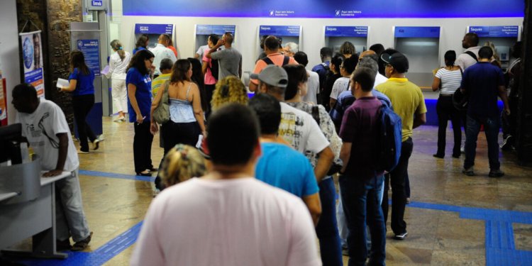Bancários cruzam os braços por 24 horas nesta quinta-feira em meio a impasse salarial