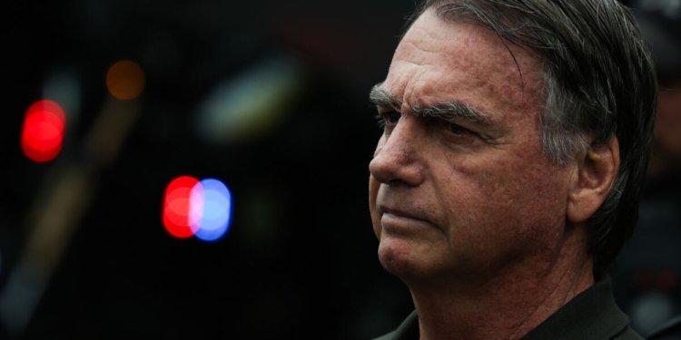 Bolsonaro solicita ao STF autorização para consulta odontológica com a nora
