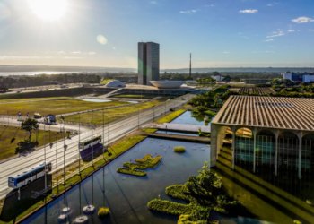 Brasil rebaixa status diplomático com a Argentina após ataques de Javier Milei
