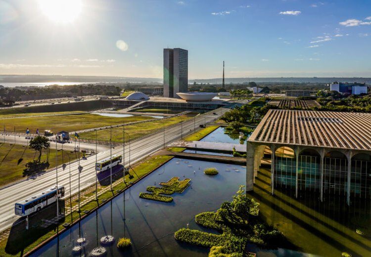 Brasil rebaixa status diplomático com a Argentina após ataques de Javier Milei