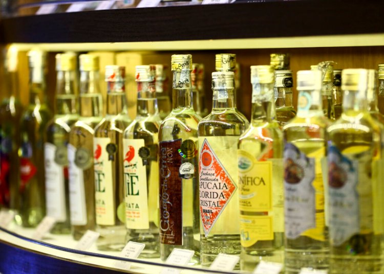 Cadeia produtiva da cachaça registra expansão de 21% no número de estabelecimentos pelo país