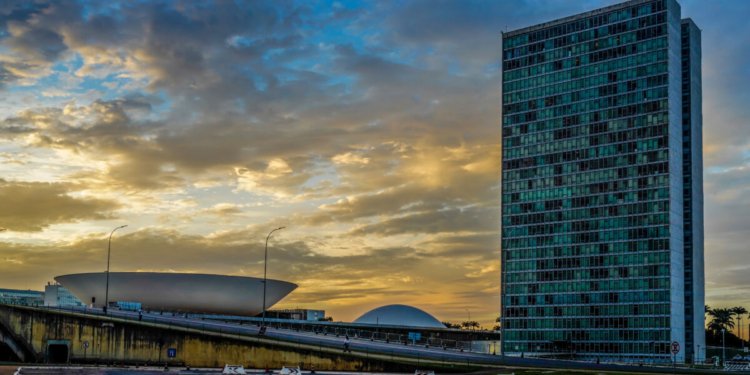 Câmara aprova corte de impostos em combustíveis e amplia benefícios para setores estratégicos