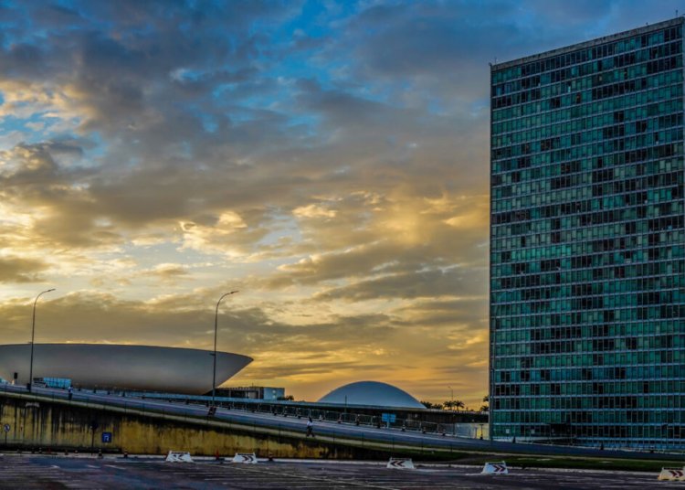 Câmara aprova corte de impostos em combustíveis e amplia benefícios para setores estratégicos