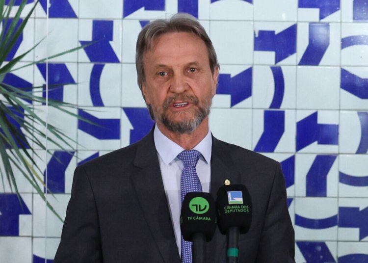 Câmara suspende votações após líder do PT Pedro Uczai desmaiar em reunião de líderes