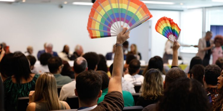 Candidaturas LGBT+ batem recorde para as eleições de 2026 com crescimento de 57%